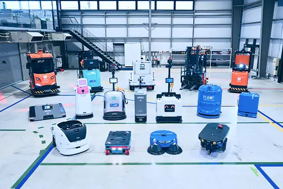 You can freely choose the robots and equipment that best suit your purpose and application.